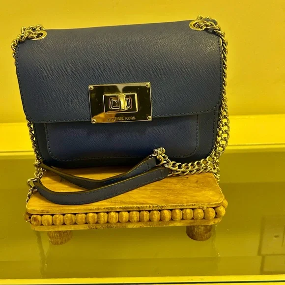 NEW Michael Kors handbag. - Picture 4 of 10